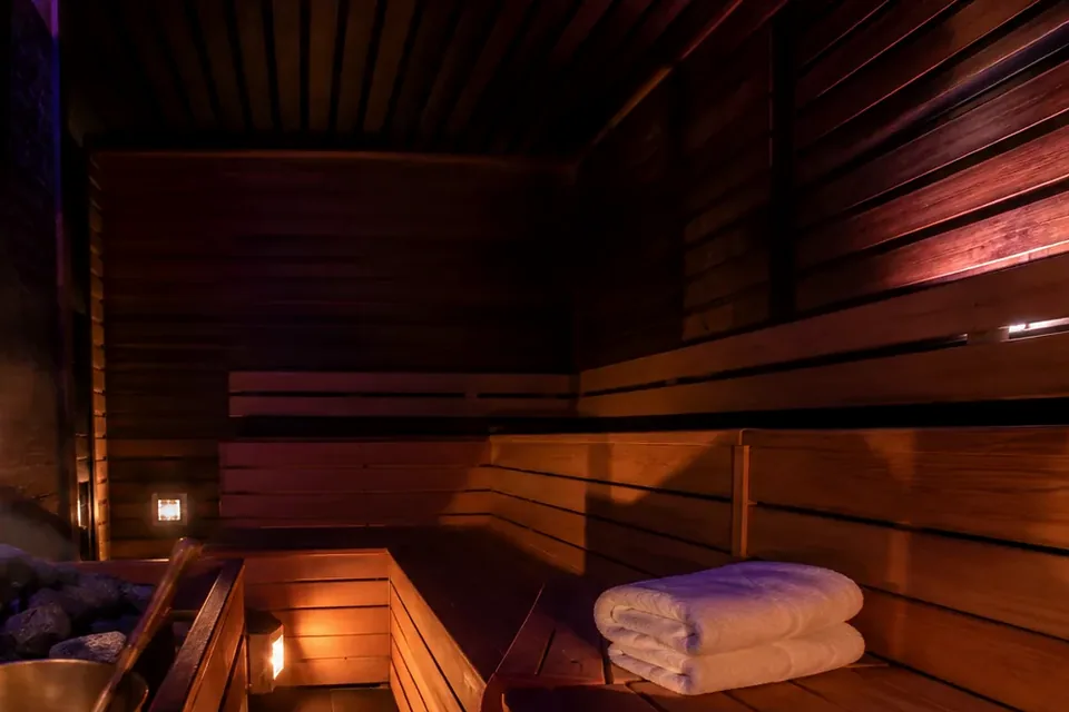 Elena Masaj Salonu, Silivri — sauna iç görünüm, ahşap ve ışık